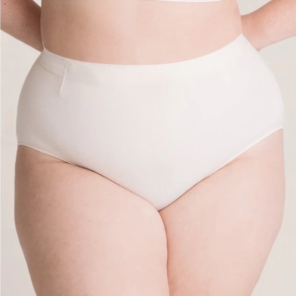 23SE.- Shapermint Essentials All Day Every Day Mid-Waisted Shaper Panty.